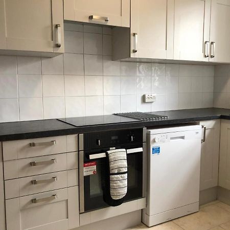 Entire Flat Very Comfortable 1 Bedroom Londen Buitenkant foto