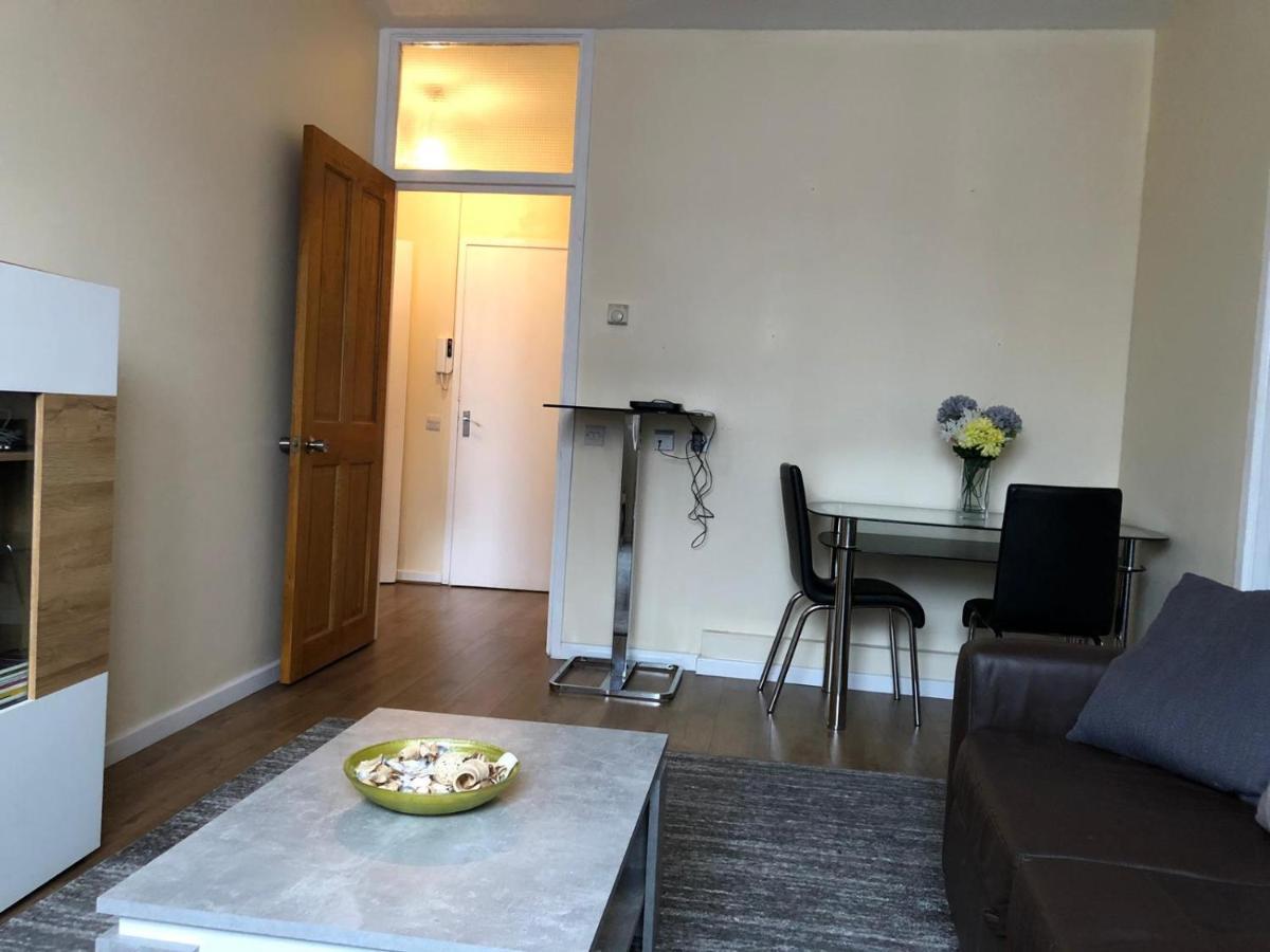 Entire Flat Very Comfortable 1 Bedroom Londen Buitenkant foto