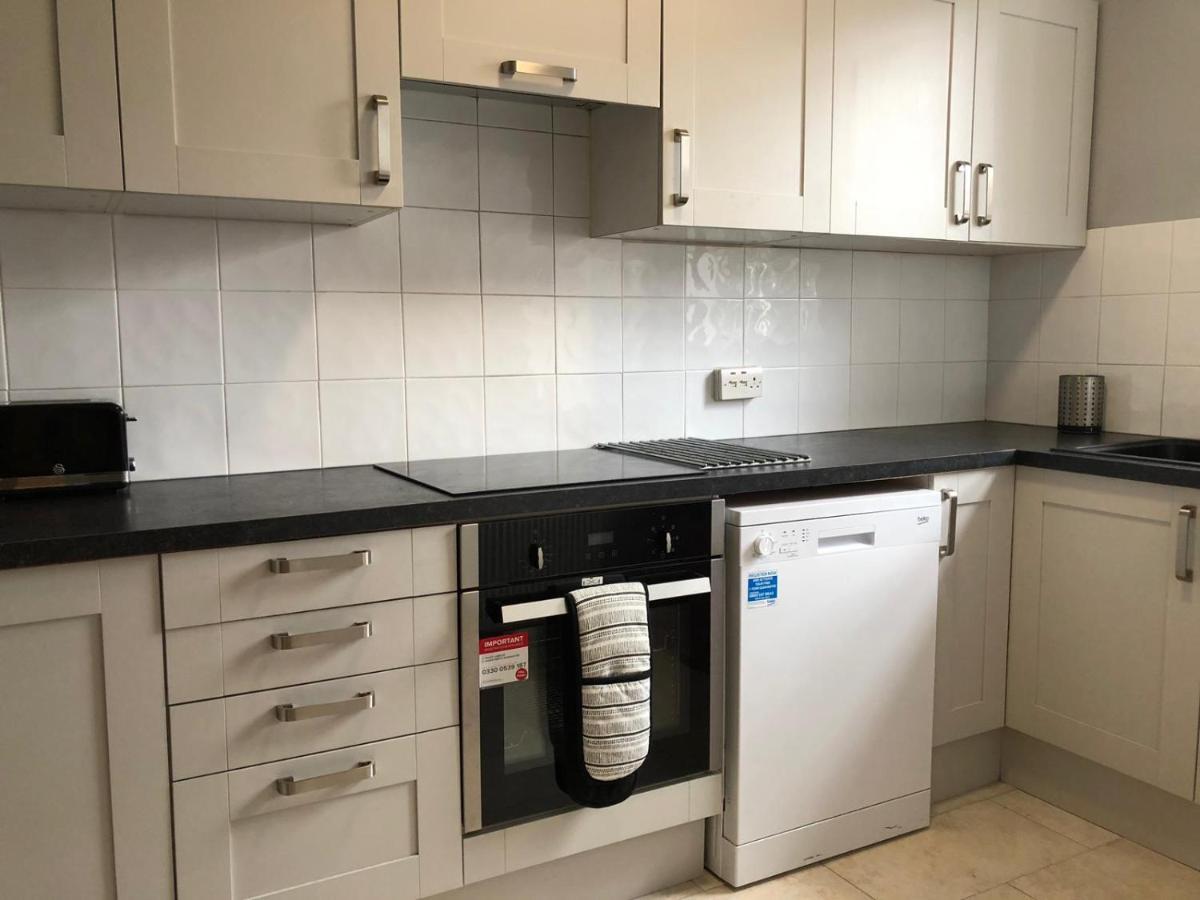 Entire Flat Very Comfortable 1 Bedroom Londen Buitenkant foto