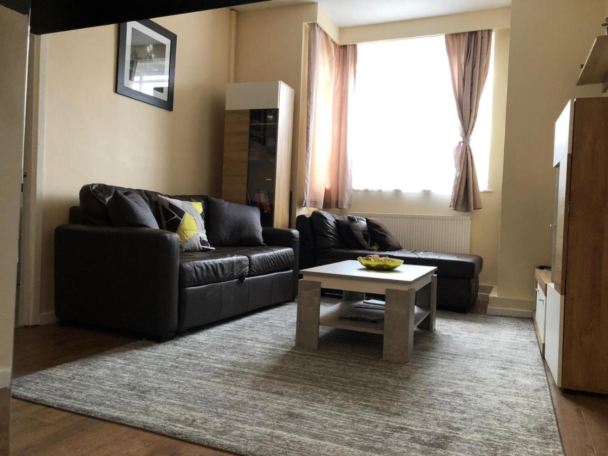 Entire Flat Very Comfortable 1 Bedroom Londen Buitenkant foto