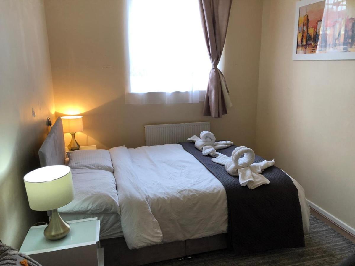 Entire Flat Very Comfortable 1 Bedroom Londen Buitenkant foto